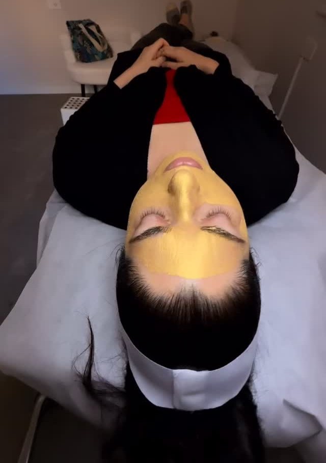 טיפול פנים עם מסכת זהב בקליניקה בגבעתיים