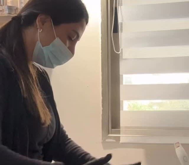 רותם כהן בטיפול פנים בקליניקה בגבעתיים
